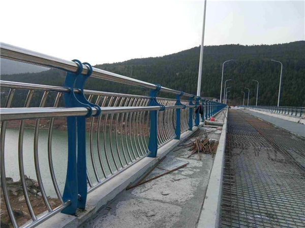 桦甸不锈钢桥梁护栏的特点及其在桥梁安全中的重要作用