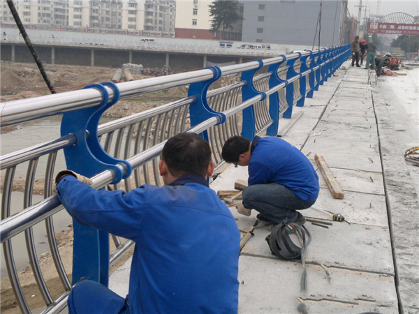 桦甸不锈钢河道护栏的特性及其在城市景观中的应用