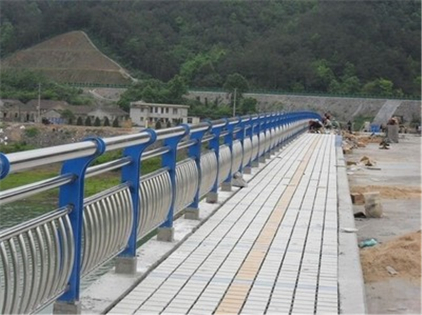 桦甸不锈钢桥梁护栏的特性及其在现代建筑中的应用